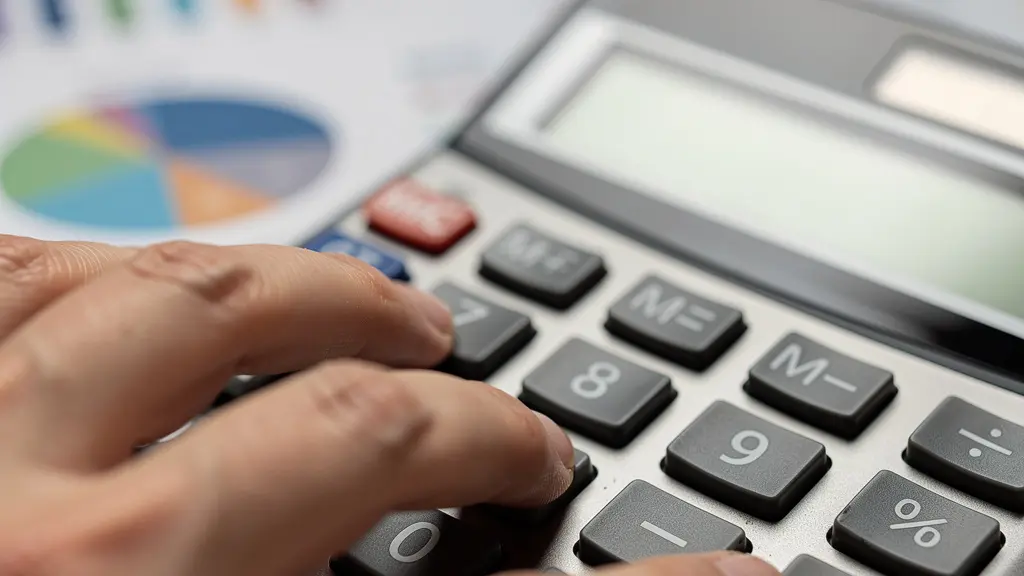 Bureau avec calculatrice et documents pour le calcul de révision de loyer selon l'IRL
