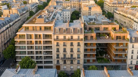 Vue aérienne montrant trois types de biens immobiliers : un studio urbain, un T2 familial et une colocation moderne dans un quartier français